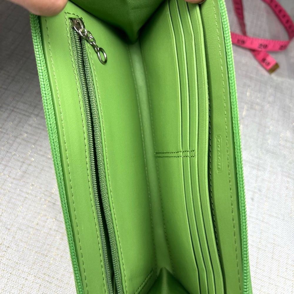 Coach Vintage Vibrant Green Wristlet Wallet Silver Accents NWOT Never Used RARE - Picture 11 of 14